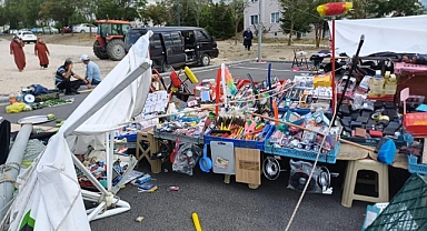 Kütahya'da şiddetli rüzgar pazar tezgahlarını devirdi