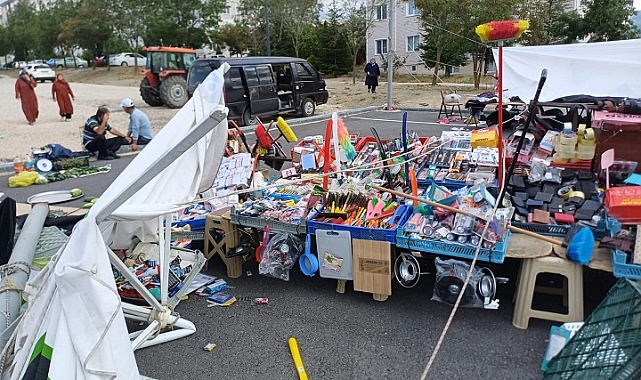 Kütahya'da şiddetli rüzgar pazar tezgahlarını devirdi