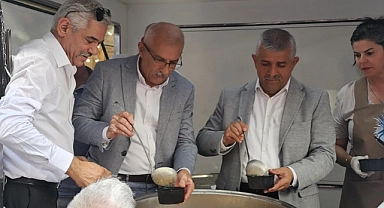 MHP Karşıyaka'da Aşure Dağıttı