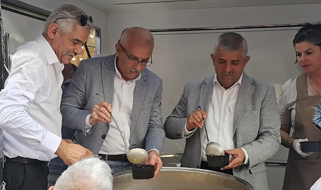 MHP Karşıyaka'da Aşure Dağıttı