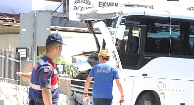 Muğla'da tur midibüsünün 3 araca çarpması sonucu 2 kişi öldü