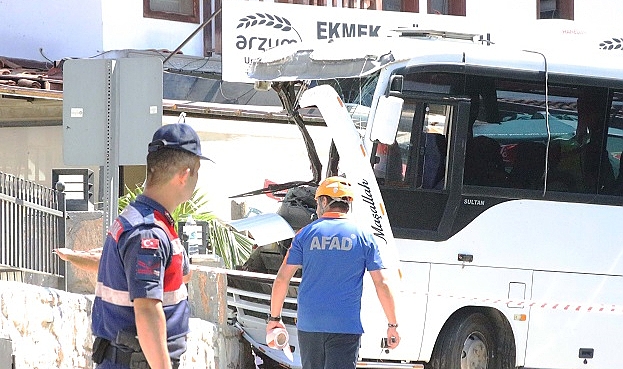 Muğla&#039;da tur midibüsünün 3 araca çarpması sonucu 2 kişi öldü