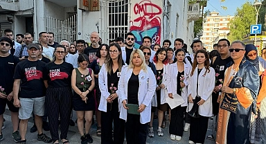 Özge Ceren Deniz'in okul arkadaşları olay yerine karanfil bıraktı