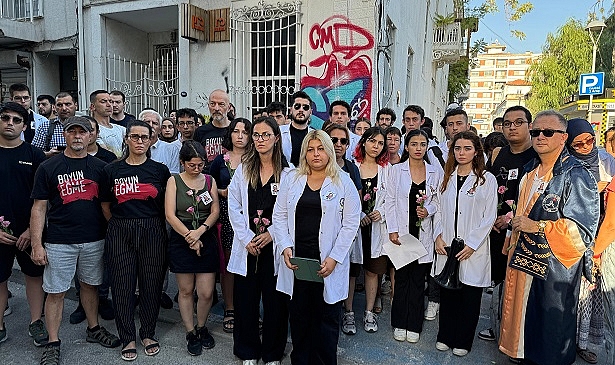 Özge Ceren Deniz'in okul arkadaşları olay yerine karanfil bıraktı