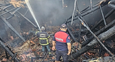 Afyonkarahisar'da çıkan yangında 5 büyükbaş hayvan telef oldu