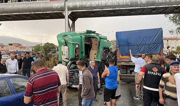 Afyonkarahisar'da zincirleme trafik kazasında 2 kişi öldü