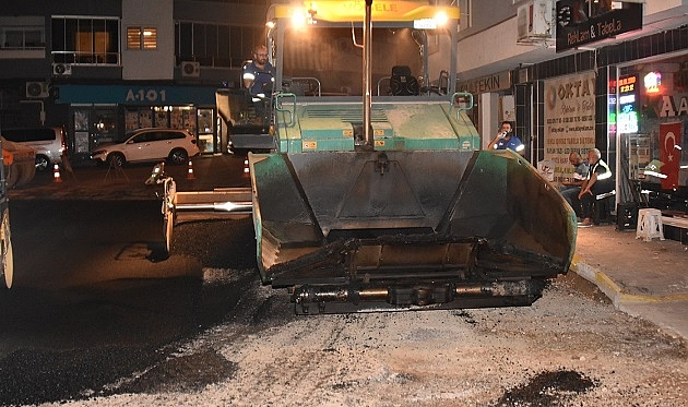 Balçova’da gece-gündüz asfalt mesaisi