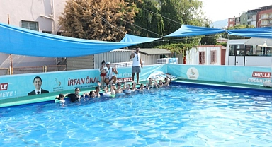 Bayraklı'da 20 çocuk ilk kez havuzla tanıştı