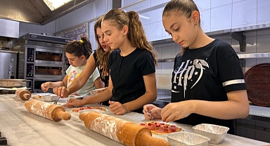 Bornova Belediyesi'nden minik şeflere pizza atölyesi