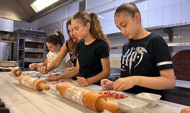 Bornova Belediyesi'nden minik şeflere pizza atölyesi