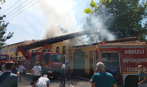 Buldan'da tarihi mekanda çıkan yangın söndürüldü