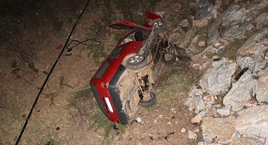 Dere yatağına yuvarlanan otomobildeki 6 kişi yaralandı