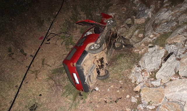 Dere yatağına yuvarlanan otomobildeki 6 kişi yaralandı