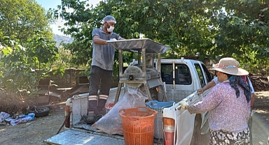 Efes Selçuk’ta salça yapımı belediyenin desteği ile kolaylaşıyor.
