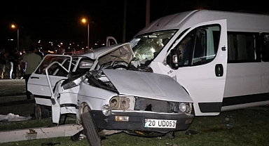 İşçi minibüsü ile otomobil çarpıştı: 2 ölü