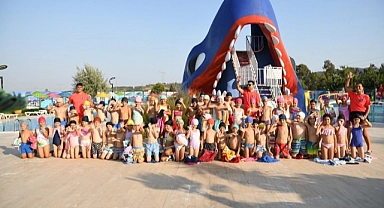 Karabağlar Belediyesi’nden çocuklara yüzme eğitimi