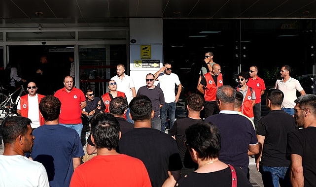 Karşıyaka Belediyesinde işten çıkarılanlar eylem yaptı