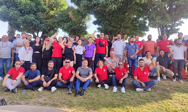 Kemalpaşa'da işten çıkarılan belediye işçileri eylem yaptı