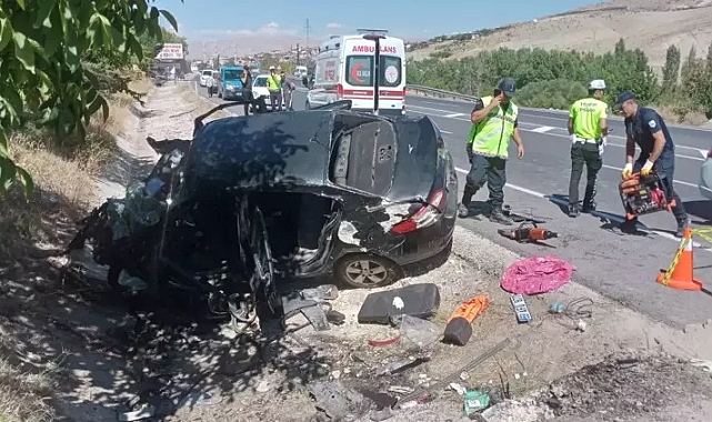 Malatya'da menfeze çarpan otomobildeki 3 kişi öldü