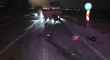Motosikletin traktöre çarpması sonucu 2 kişi öldü