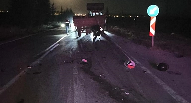 Motosikletin traktöre çarpması sonucu 2 kişi öldü