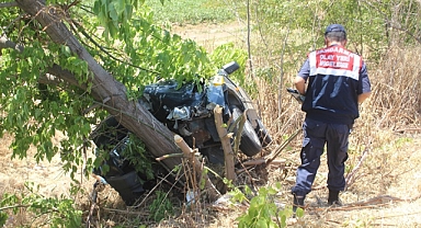 Otomobil ağaca çarptı, sürücü ve eşi öldü