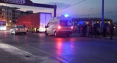 Tırın dorsesine çarpan motosikletin sürücüsü öldü