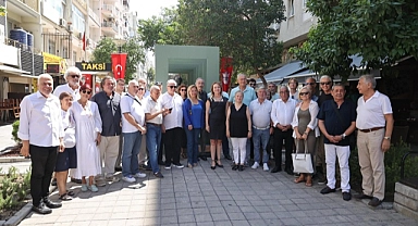 Usta gazeteci İsmail Sivri Alsancak’taki heykeli önünde anıldı