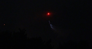 Yamanlar'daki orman yangınında gece görüşlü helikopter çalışıyor