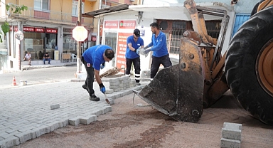 Bayraklı'da yol yenileme seferberliği sürüyor