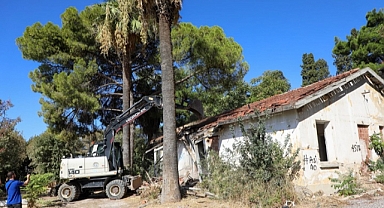 Buca’da metruk binalar tek tek yıkılıyor