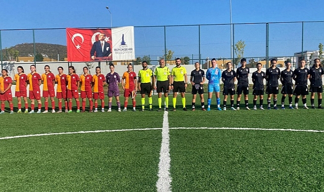 Cumhuriyet kızları Zafer Bayramı için sahaya çıktı