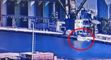 Denize düşen otomobilin sürücüsü hastanede öldü