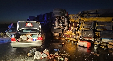 Devrilen tıra çarpan otomobildeki 1 kişi öldü