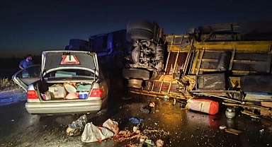 Devrilen tıra çarpan otomobildeki 1 kişi öldü