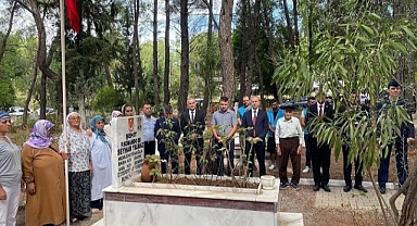 Hükümlüler şehit mezarının temizliğini yaptı