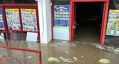 İsale hattının patlaması sonucu bir marketi su bastı