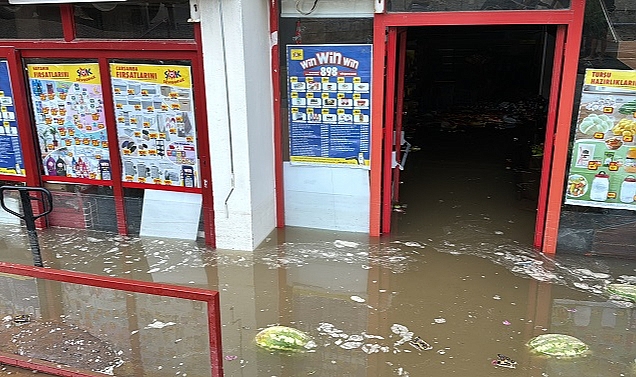İsale hattının patlaması sonucu bir marketi su bastı
