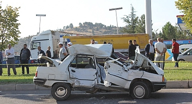İşçi servisiyle çarpışan otomobilin sürücüsü öldü