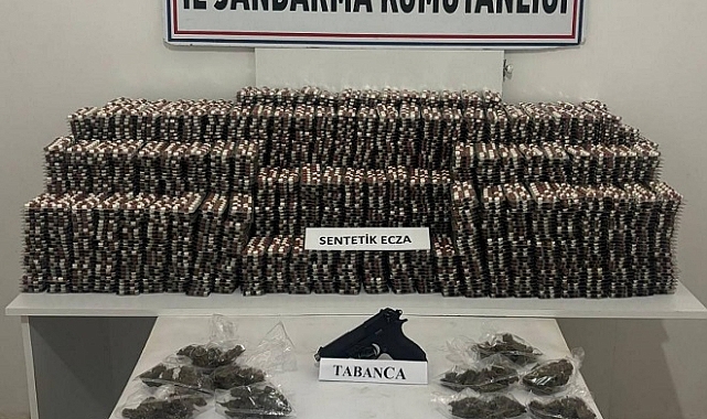 Manisa'da 54 bin 860 sentetik ecza hapı ele geçirildi