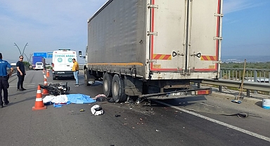 Manisa'da kamyona çarpan motosikletteki sürücü öldü