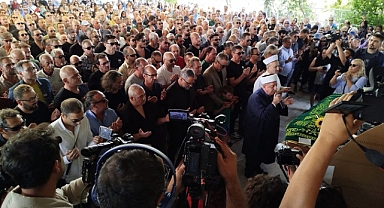 Metin Arolat, İzmir'de toprağa verildi