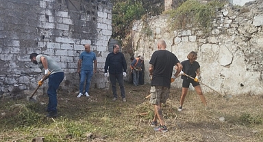 Tarihi hamamın içi ve çevresi gönüllülerce temizlendi