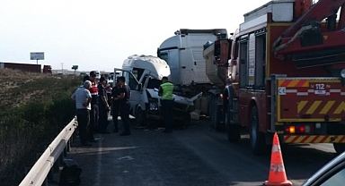 Tır ile servis minibüsü çarpıştı: 4 ölü, 6 yaralı