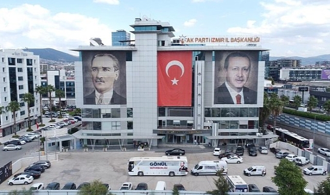 AK Parti İzmir'de Sarsıntı