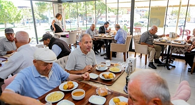 Bayraklı Belediyesi kent lokantalarında "Askıda Yemek" uygulaması