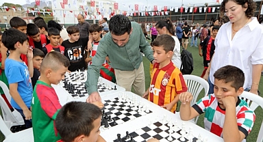 Bayraklılı çocuklar mahalle şenliğinde coşkuyla eğlendi