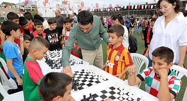 Bayraklılı çocuklar mahalle şenliğinde coşkuyla eğlendi