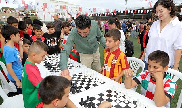 Bayraklılı çocuklar mahalle şenliğinde coşkuyla eğlendi