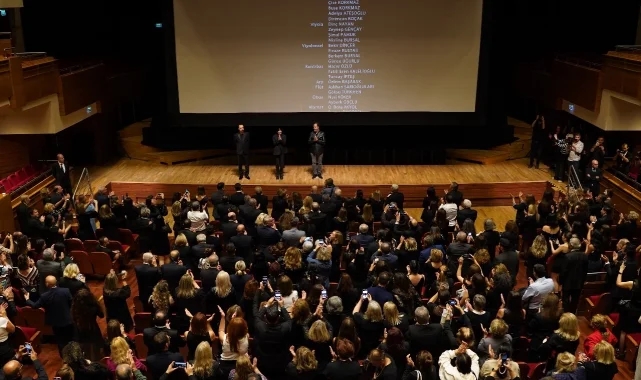 'Bir Cumhuriyet Şarkısı' İzmir'de seyirci ile buluştu